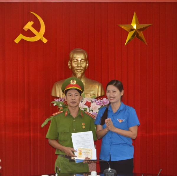 trao huy hiệu cho thiếu úy Lê Ngọc Chung - Công an TP Yên Bái 